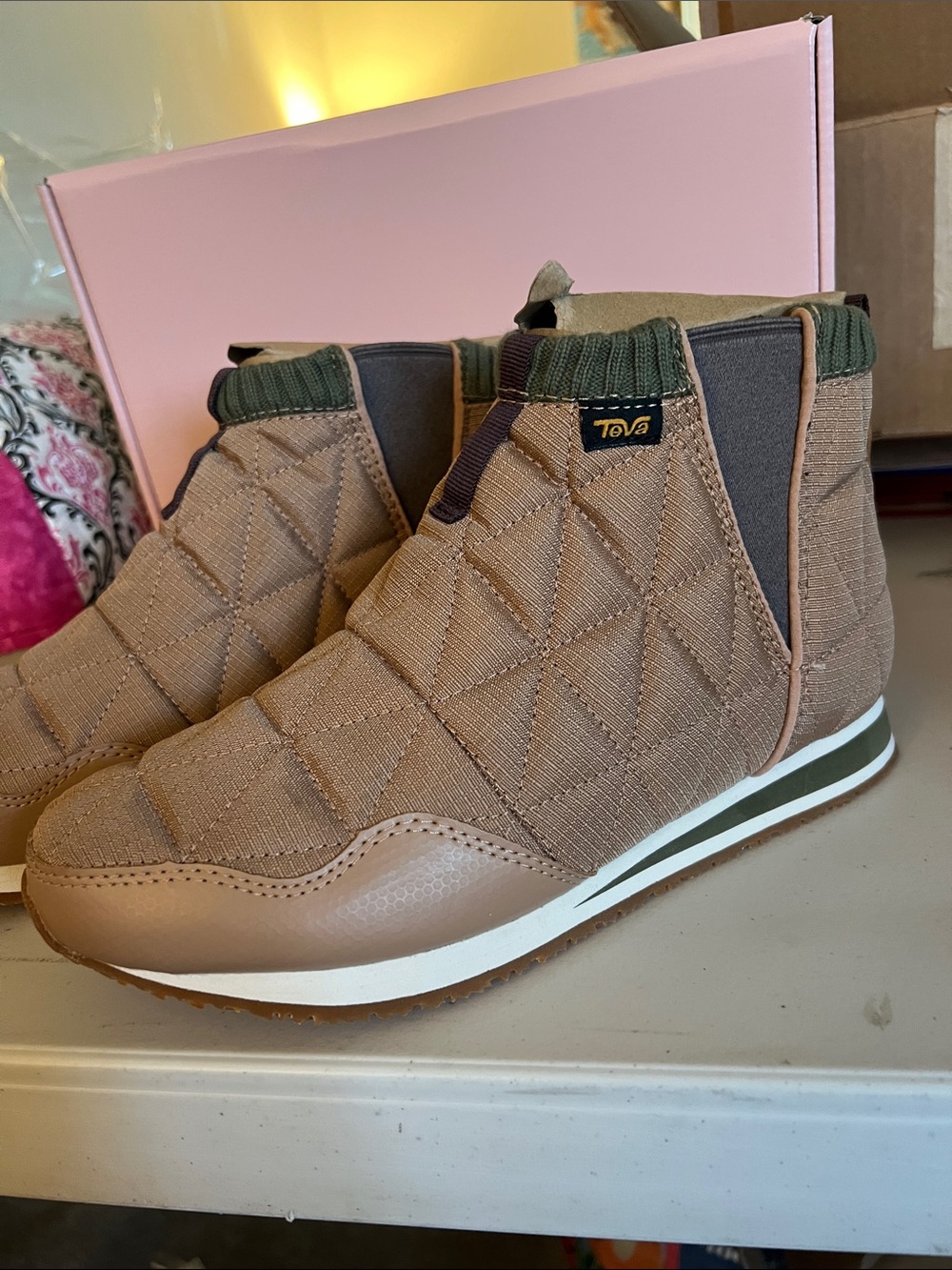 Teva Quilted Ankle Boots
Women's 8 US Tan Green Slip On Winter Shoes